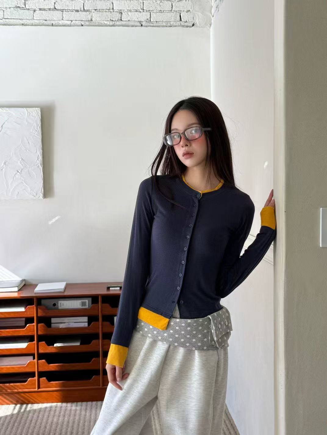 圓領扣描邊拼色修身彈性上衣