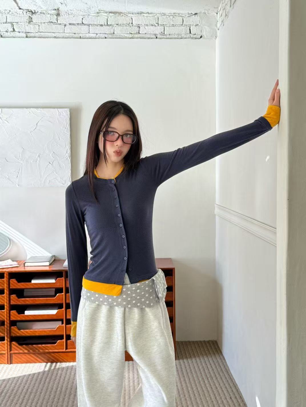 圓領扣描邊拼色修身彈性上衣