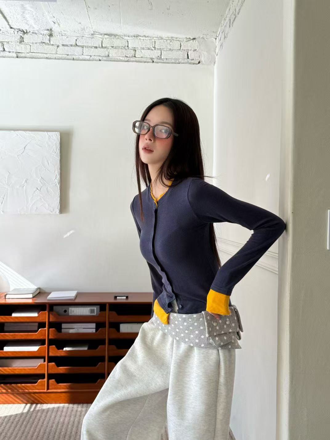 圓領扣描邊拼色修身彈性上衣