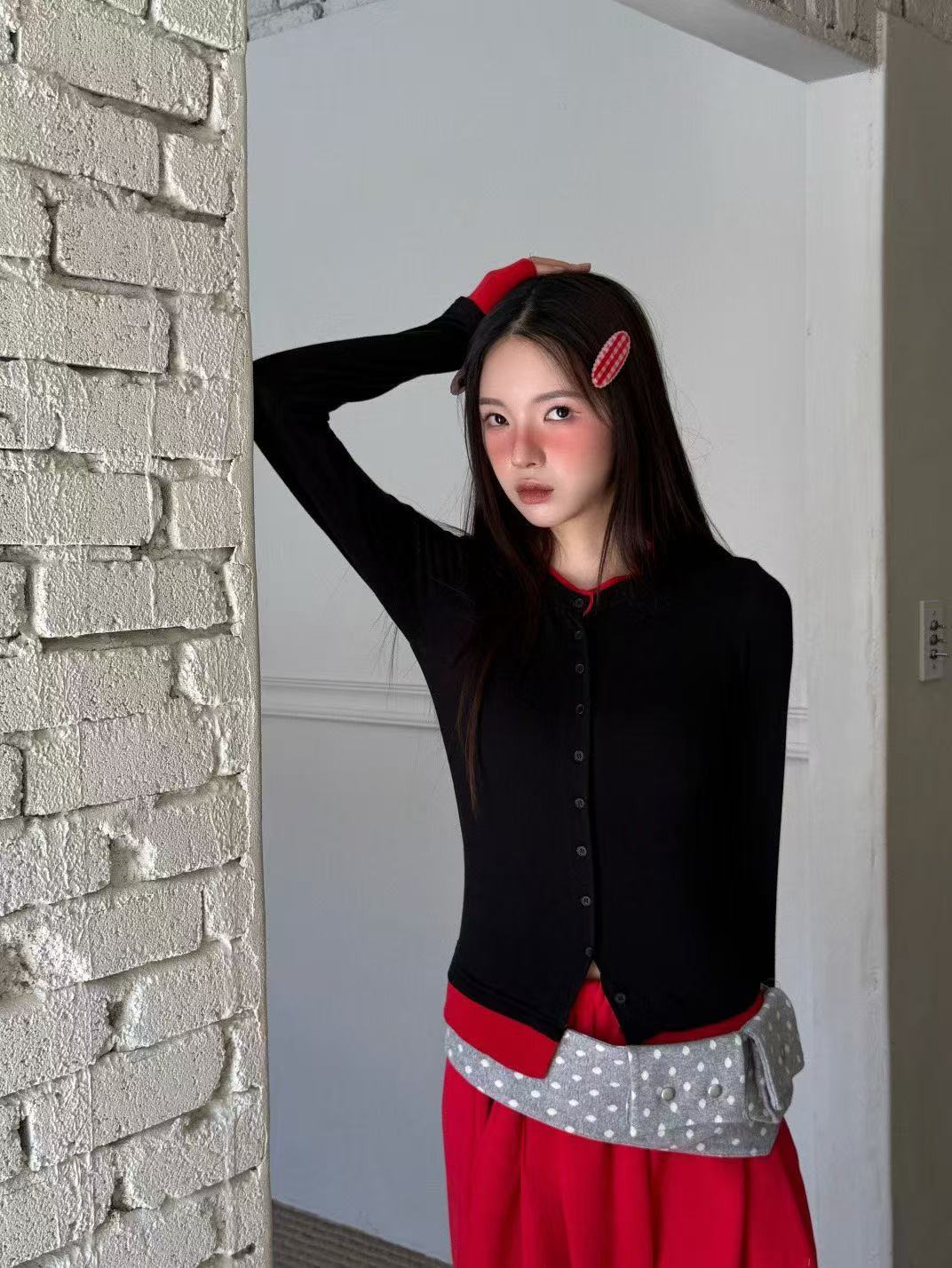 圓領扣描邊拼色修身彈性上衣