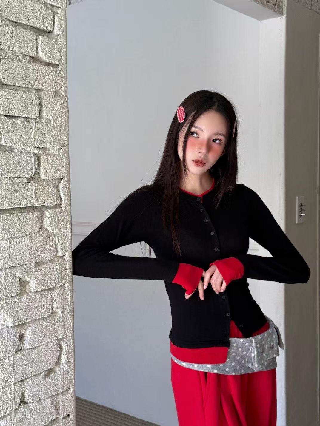 圓領扣描邊拼色修身彈性上衣