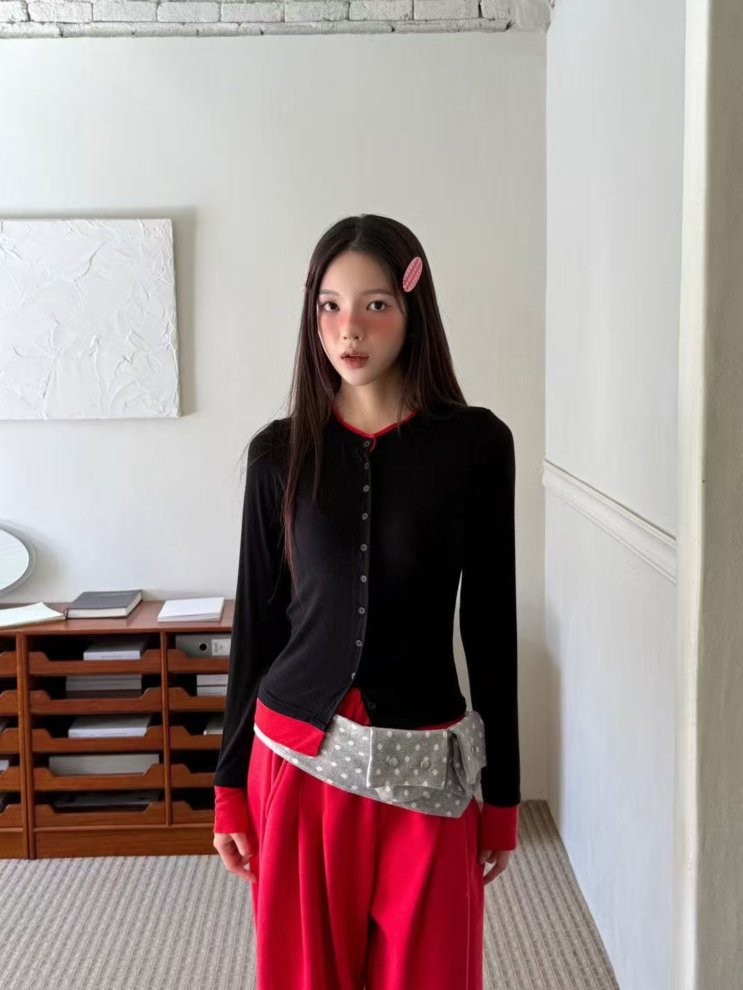 圓領扣描邊拼色修身彈性上衣