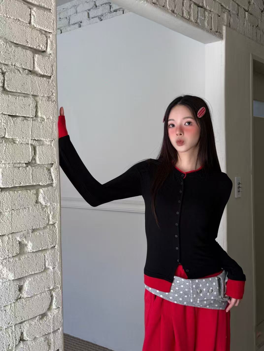 圓領扣描邊拼色修身彈性上衣