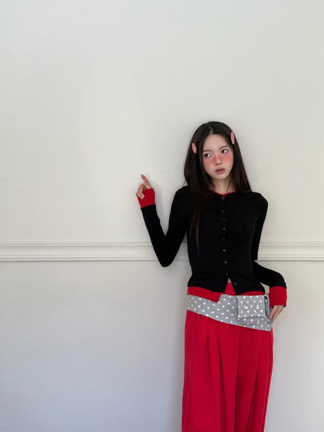 圓領扣描邊拼色修身彈性上衣