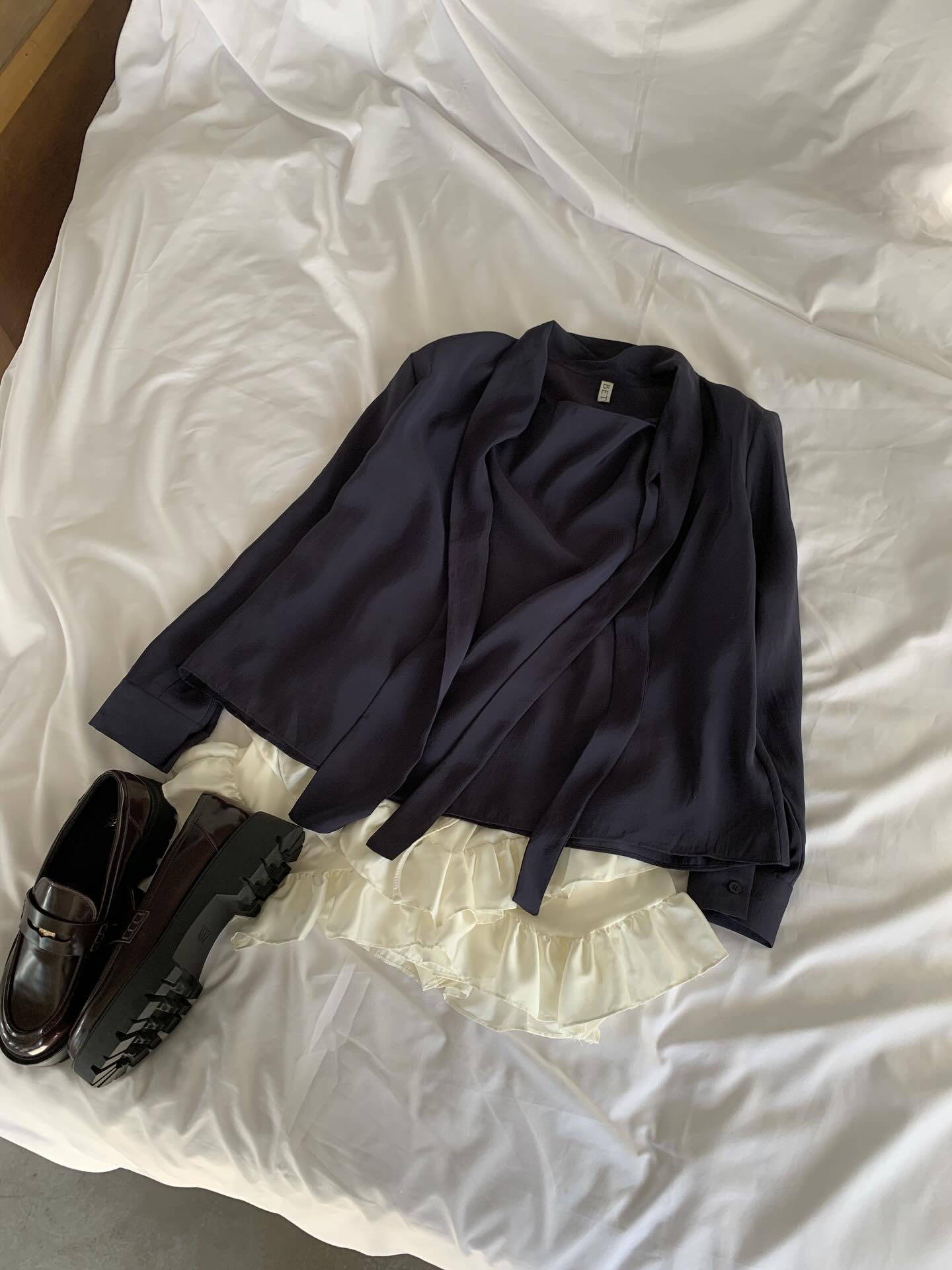 飄帶領設計感百搭純色上衣