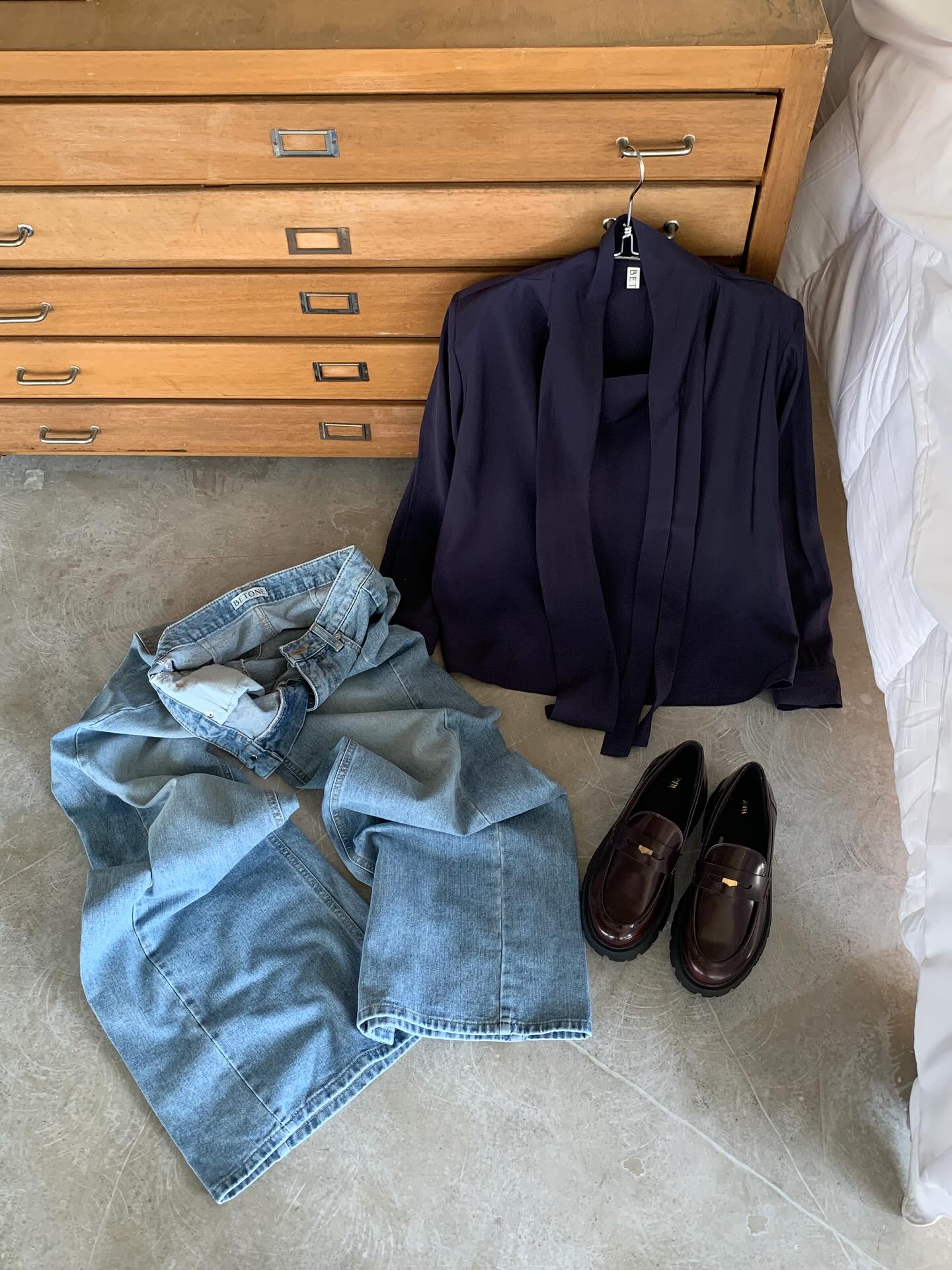 飄帶領設計感百搭純色上衣