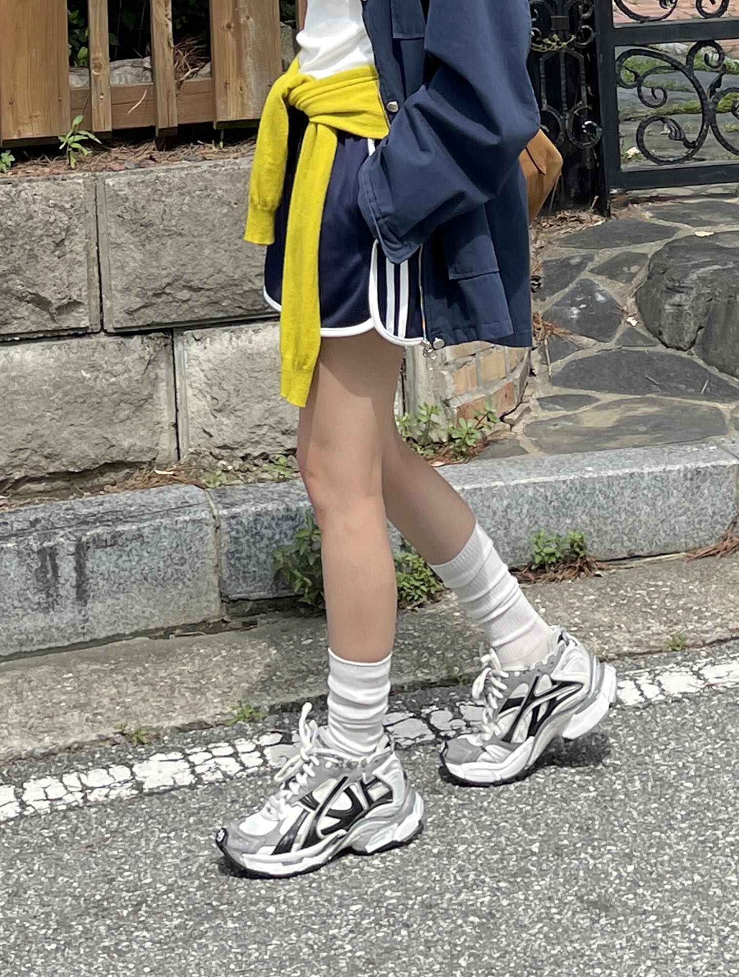 鬆緊腰抽繩槓條運動短褲