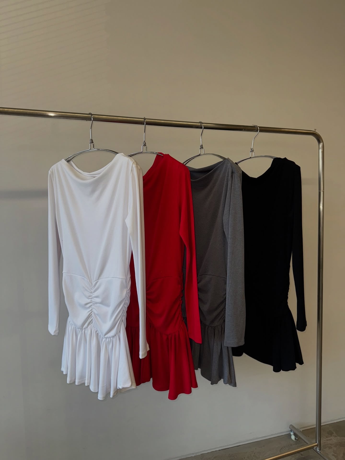 可露肩抽褶修身長袖荷葉下擺裙式T卹