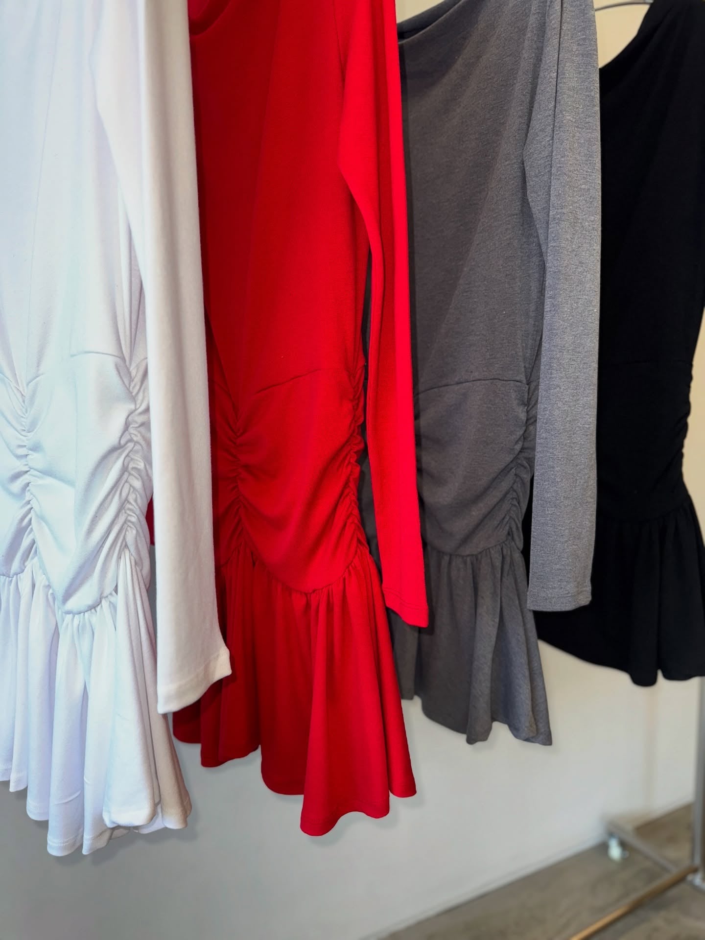 可露肩抽褶修身長袖荷葉下擺裙式T卹