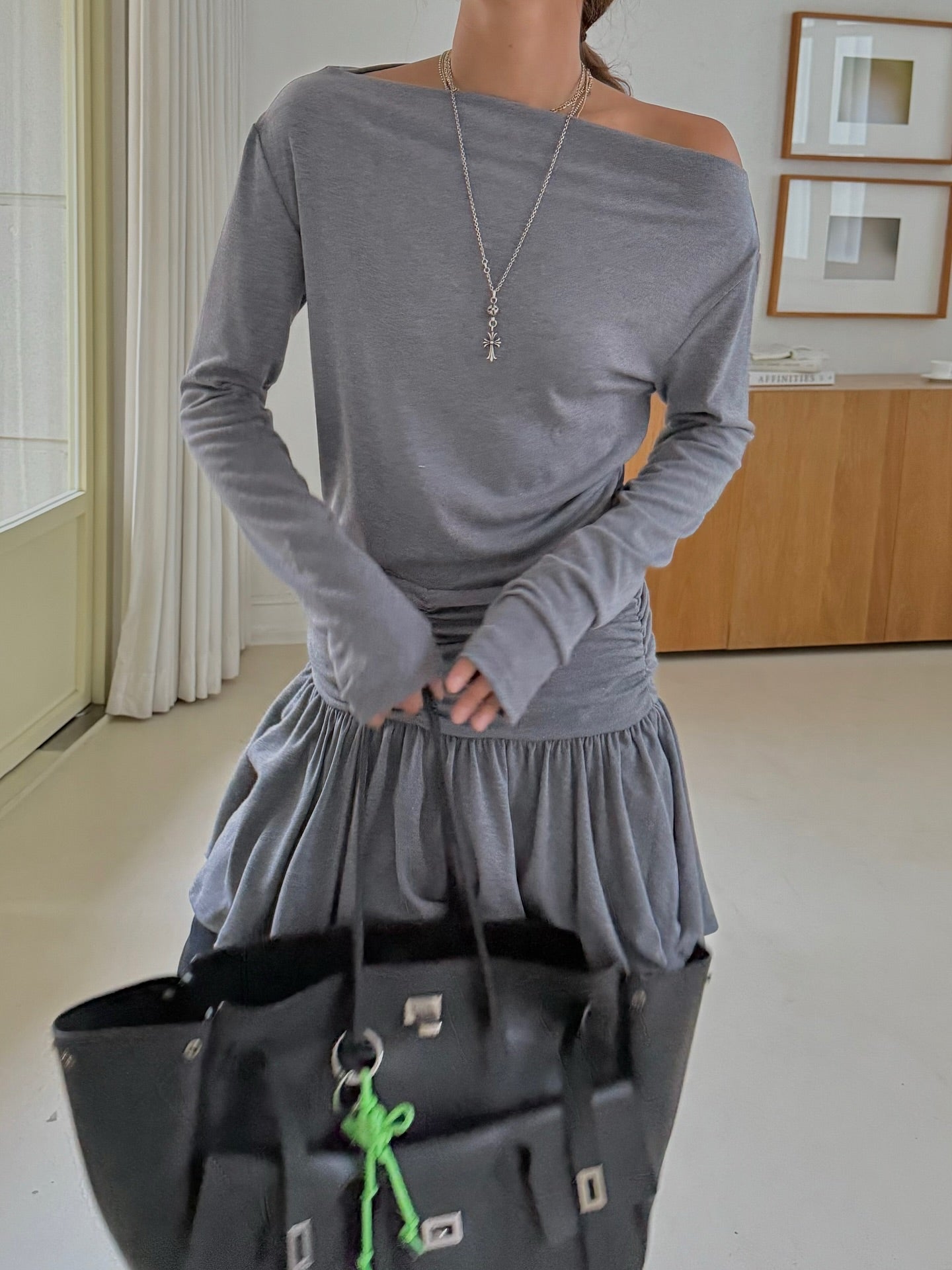 可露肩抽褶修身長袖荷葉下擺裙式T卹