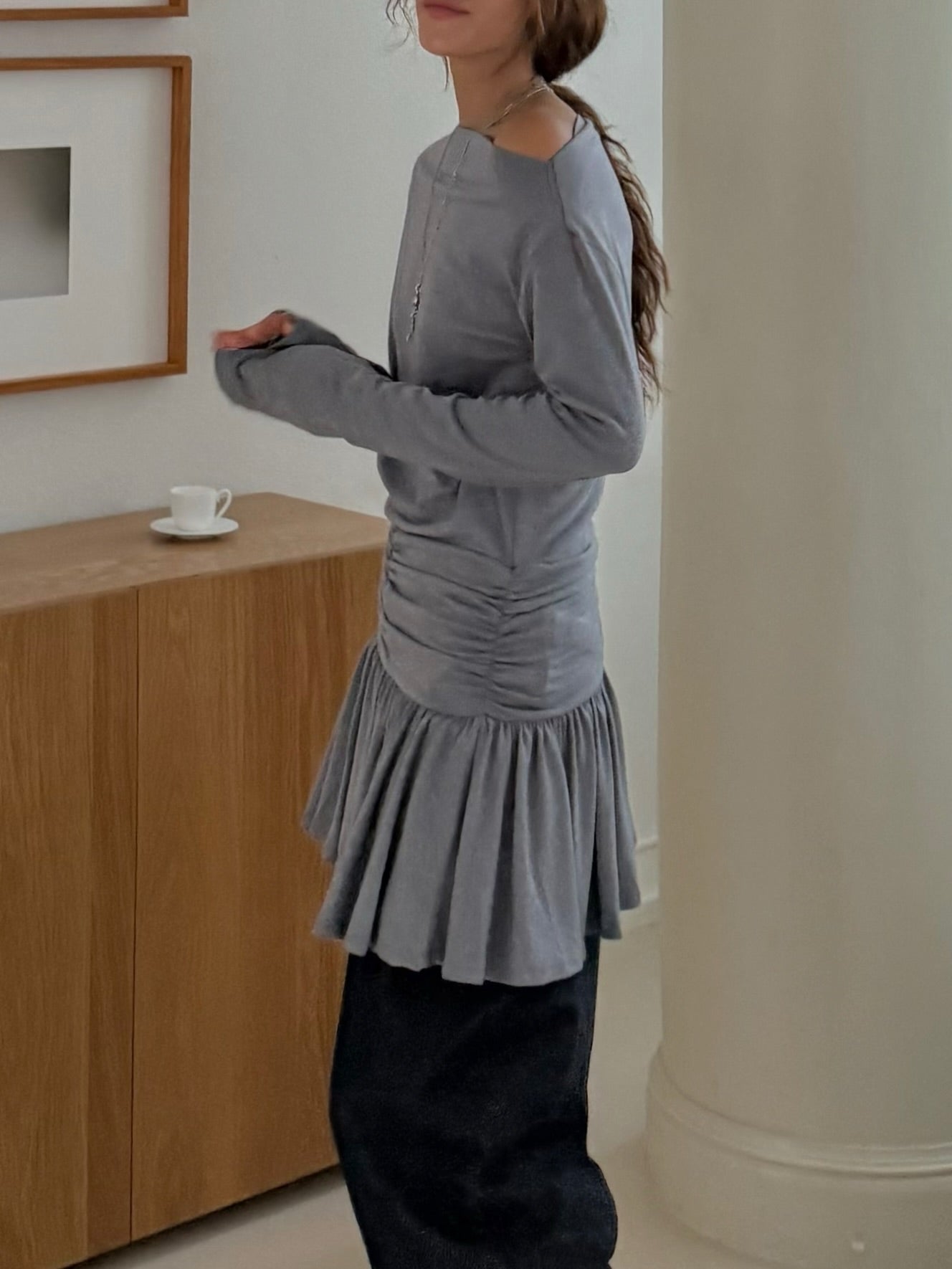 可露肩抽褶修身長袖荷葉下擺裙式T卹