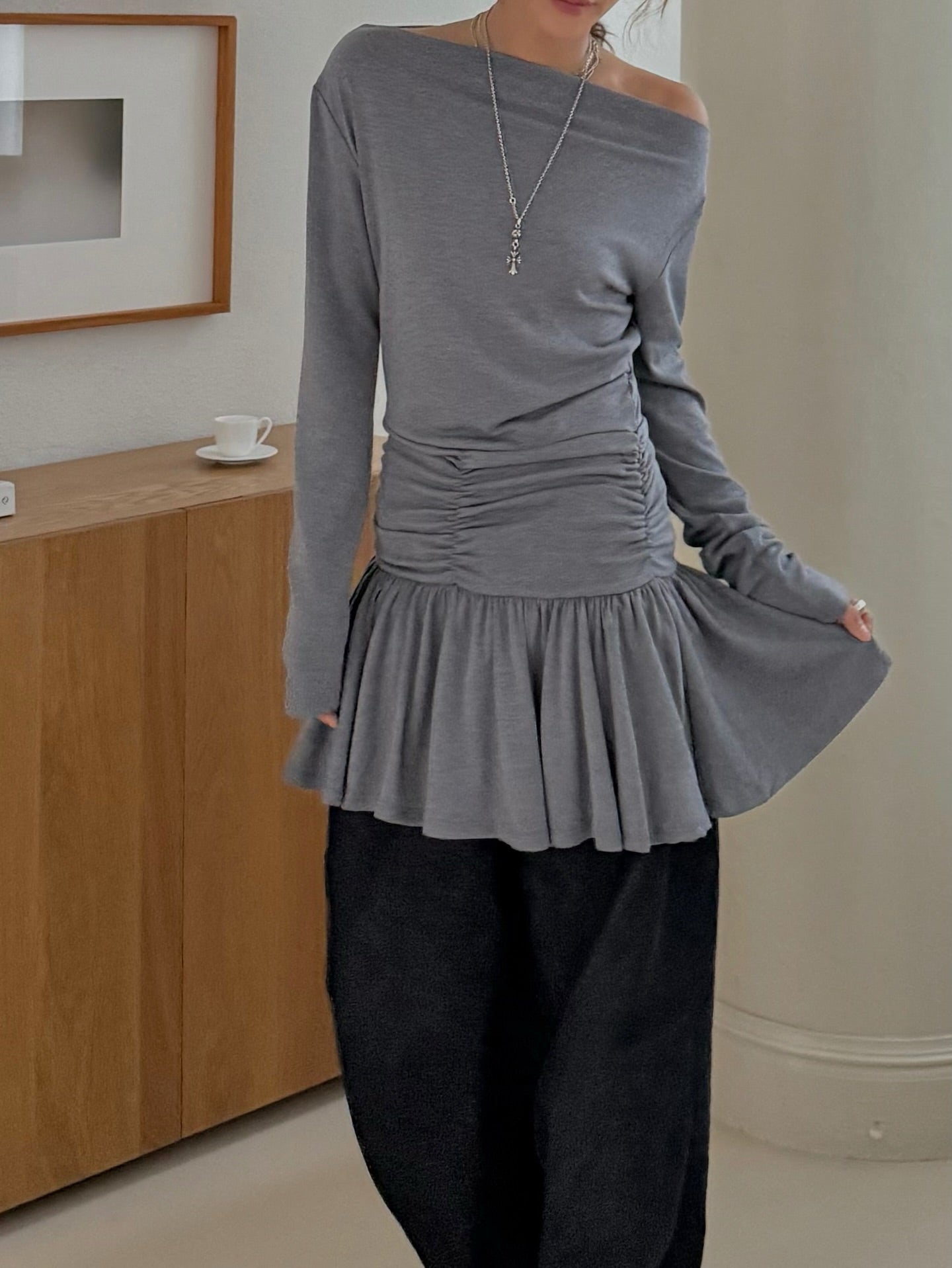 可露肩抽褶修身長袖荷葉下擺裙式T卹
