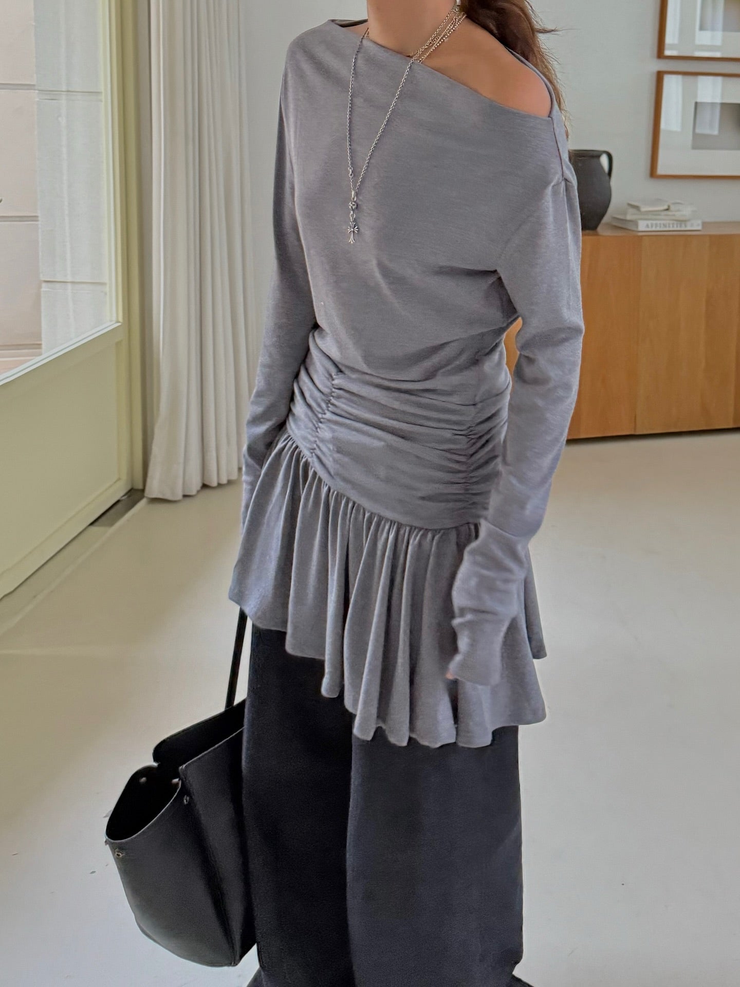 可露肩抽褶修身長袖荷葉下擺裙式T卹