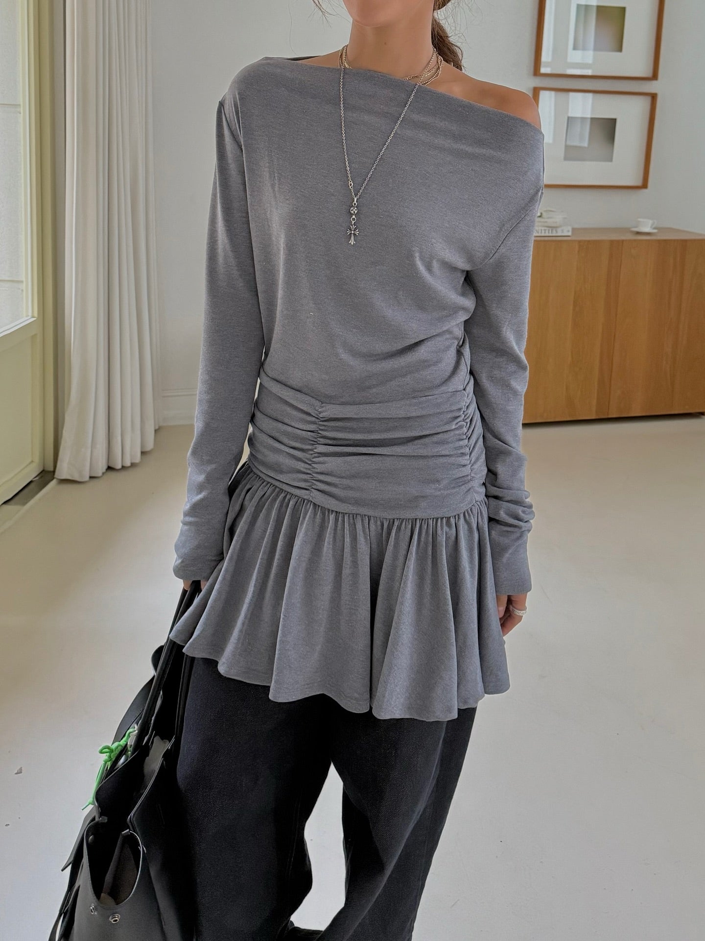 可露肩抽褶修身長袖荷葉下擺裙式T卹