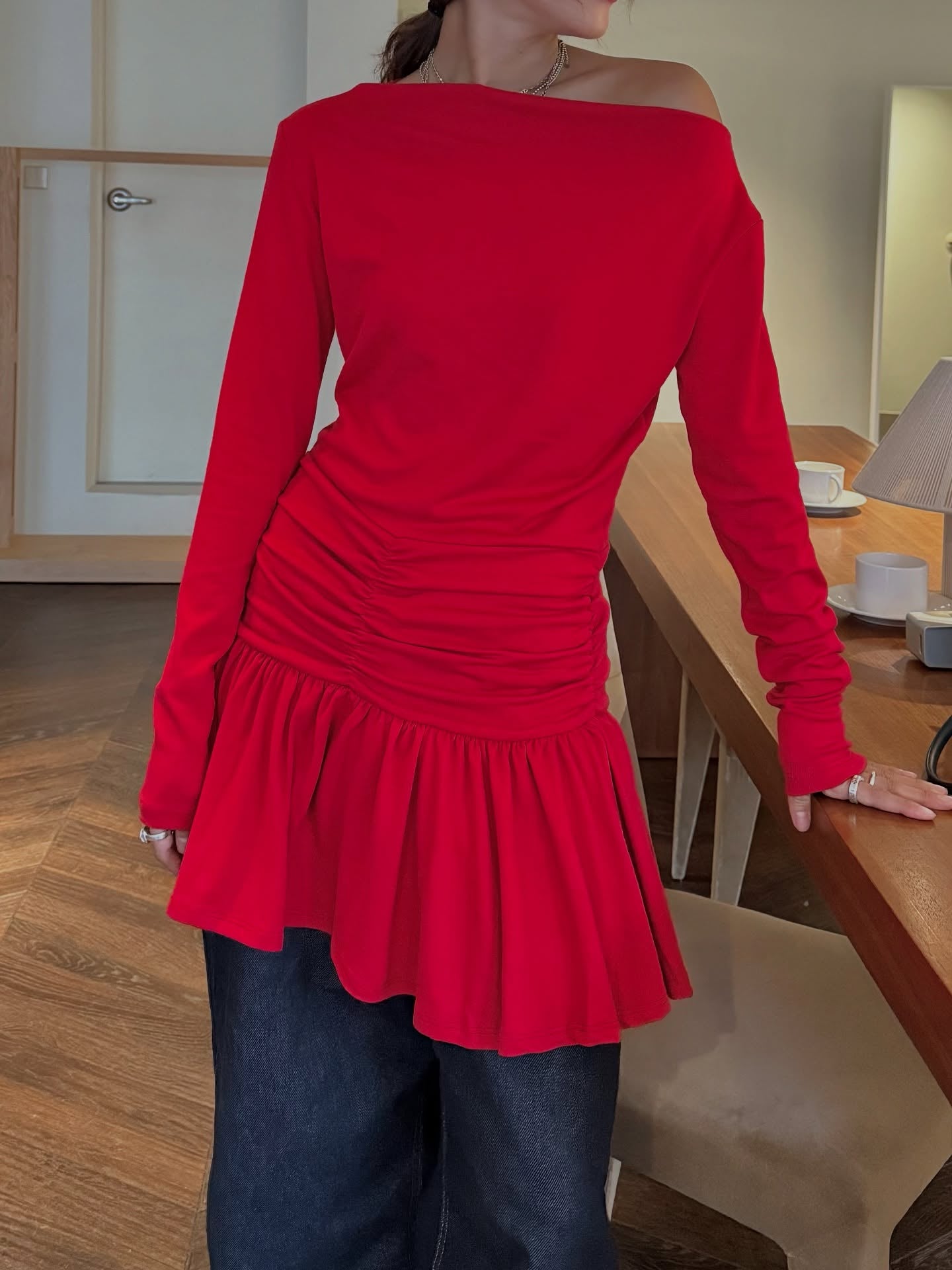 可露肩抽褶修身長袖荷葉下擺裙式T卹