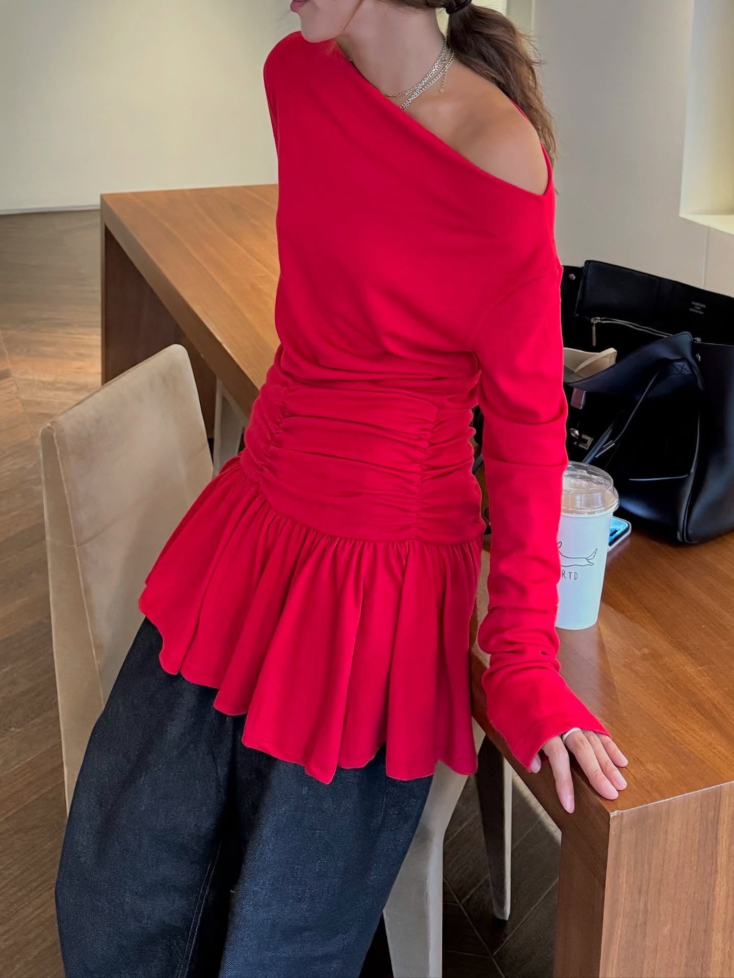 可露肩抽褶修身長袖荷葉下擺裙式T卹