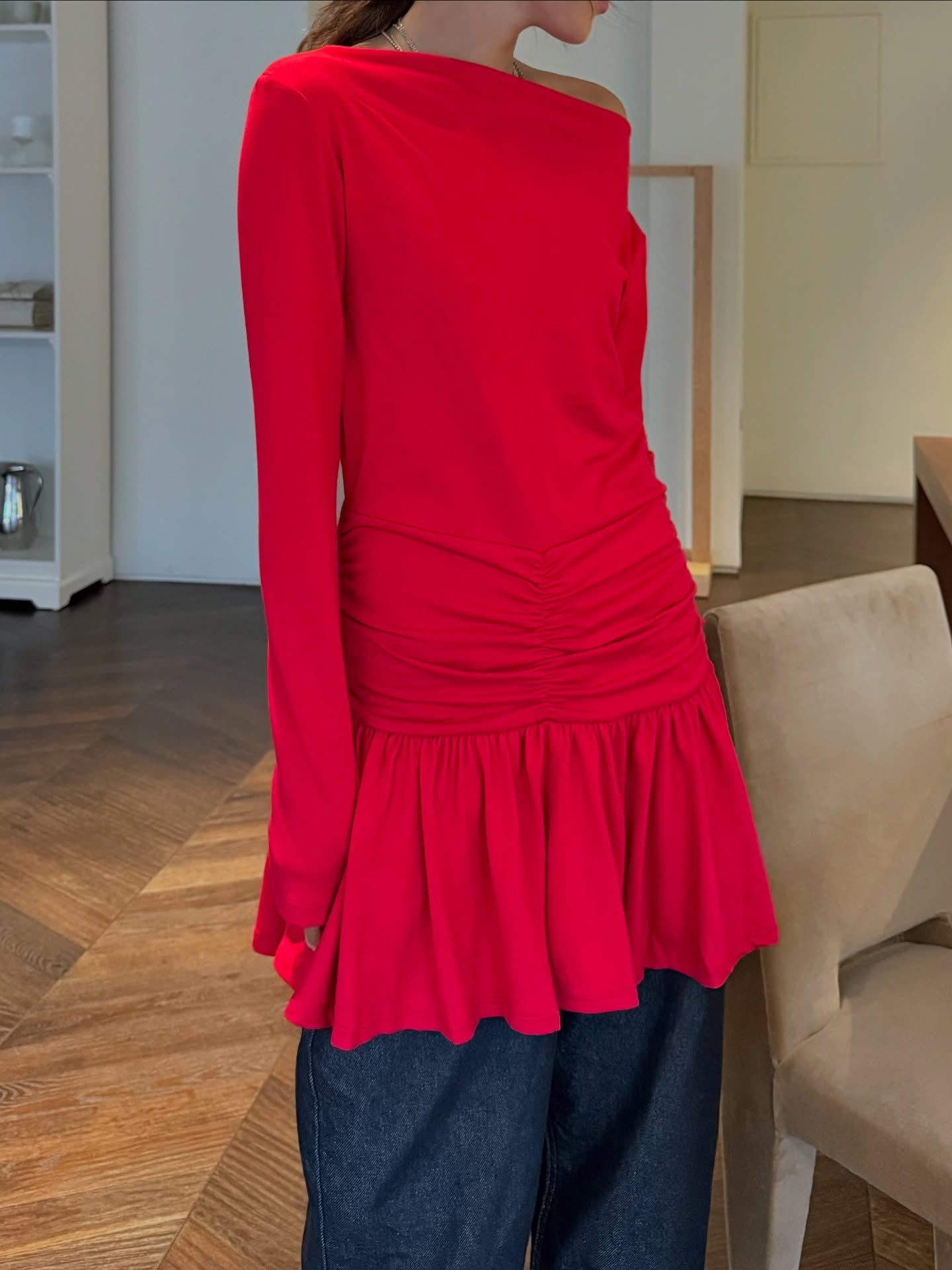 可露肩抽褶修身長袖荷葉下擺裙式T卹