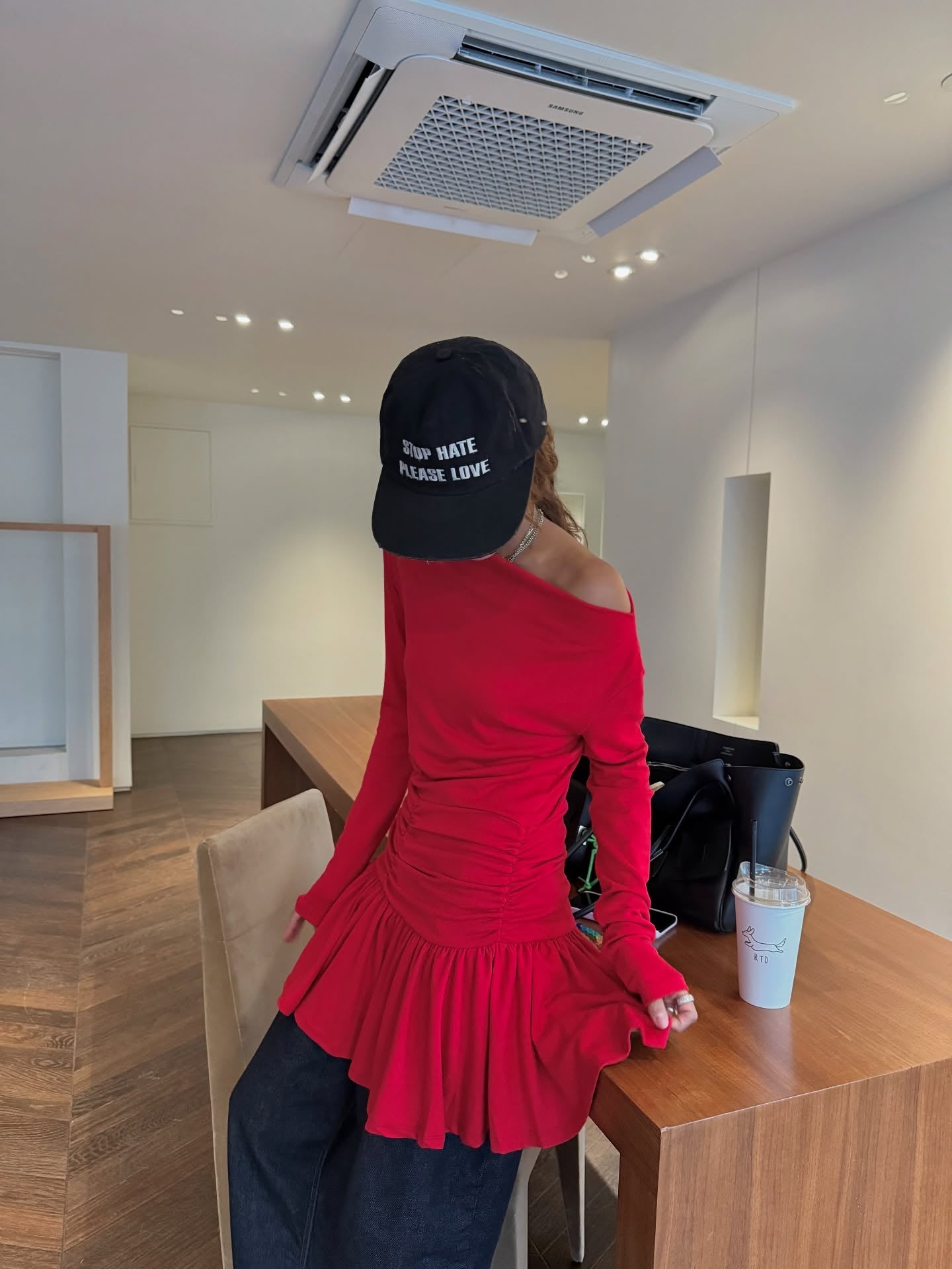 可露肩抽褶修身長袖荷葉下擺裙式T卹