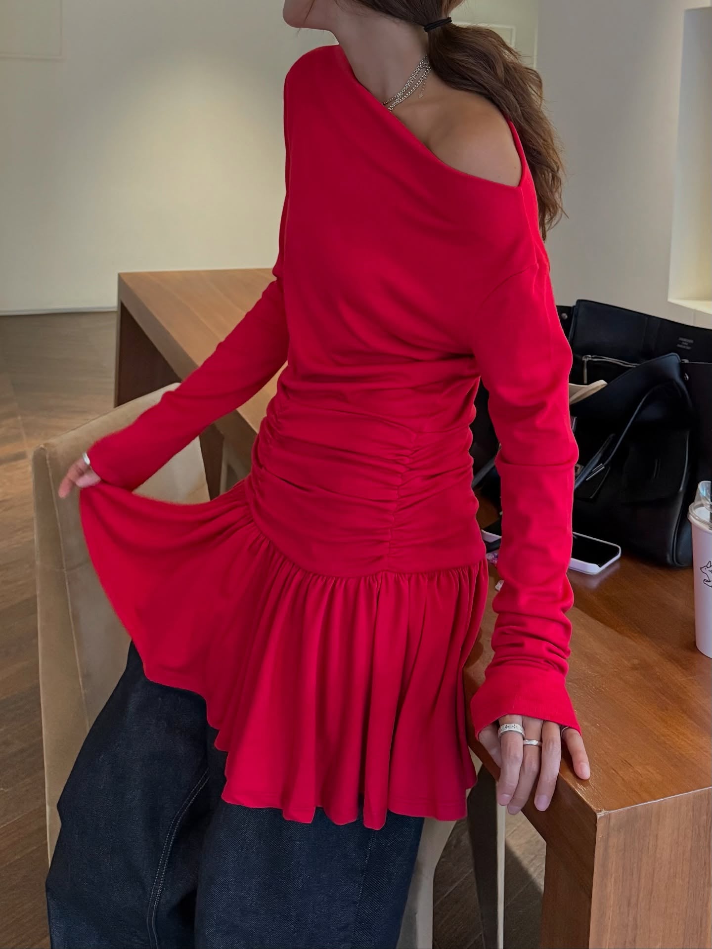 可露肩抽褶修身長袖荷葉下擺裙式T卹