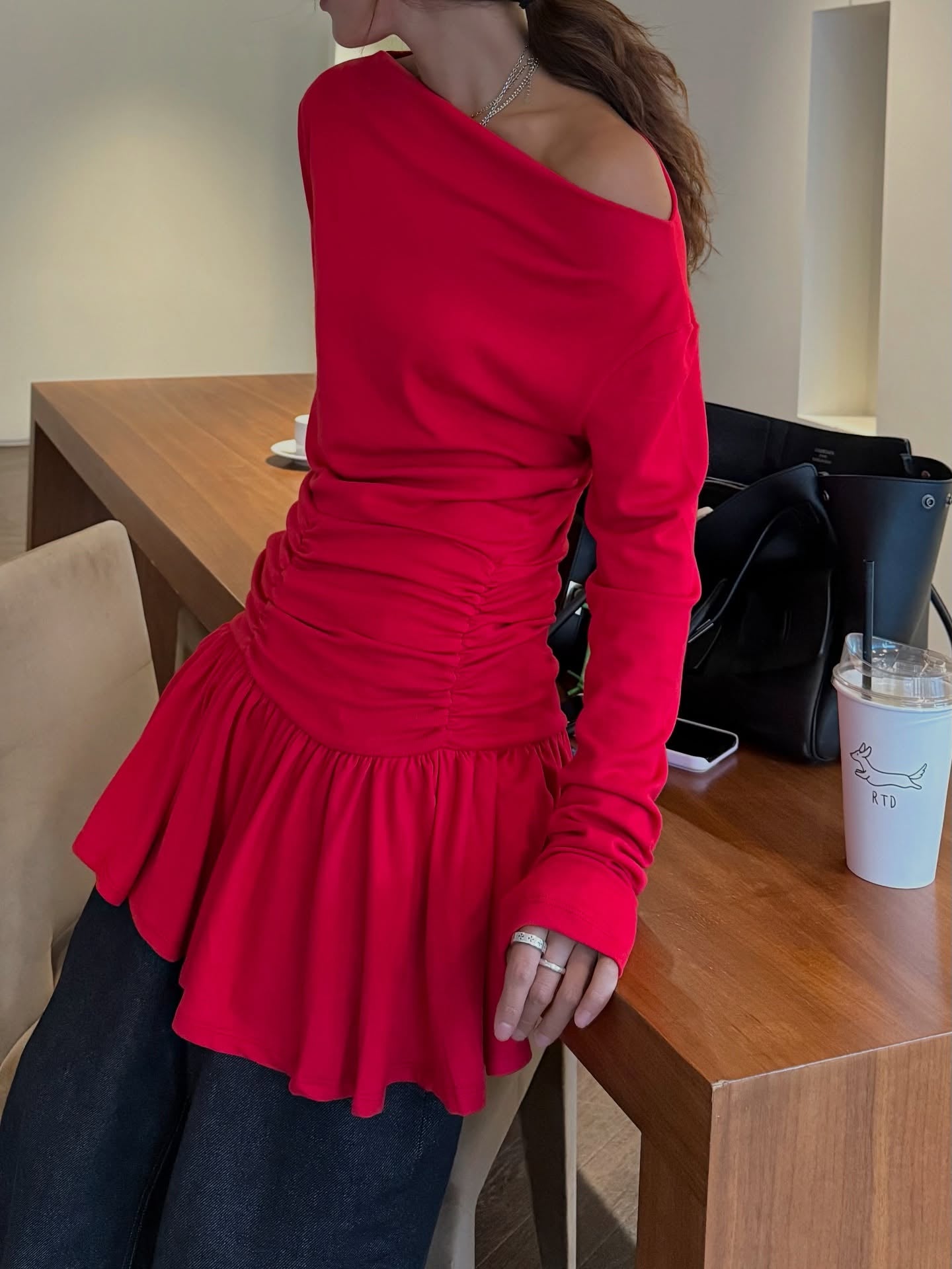 可露肩抽褶修身長袖荷葉下擺裙式T卹