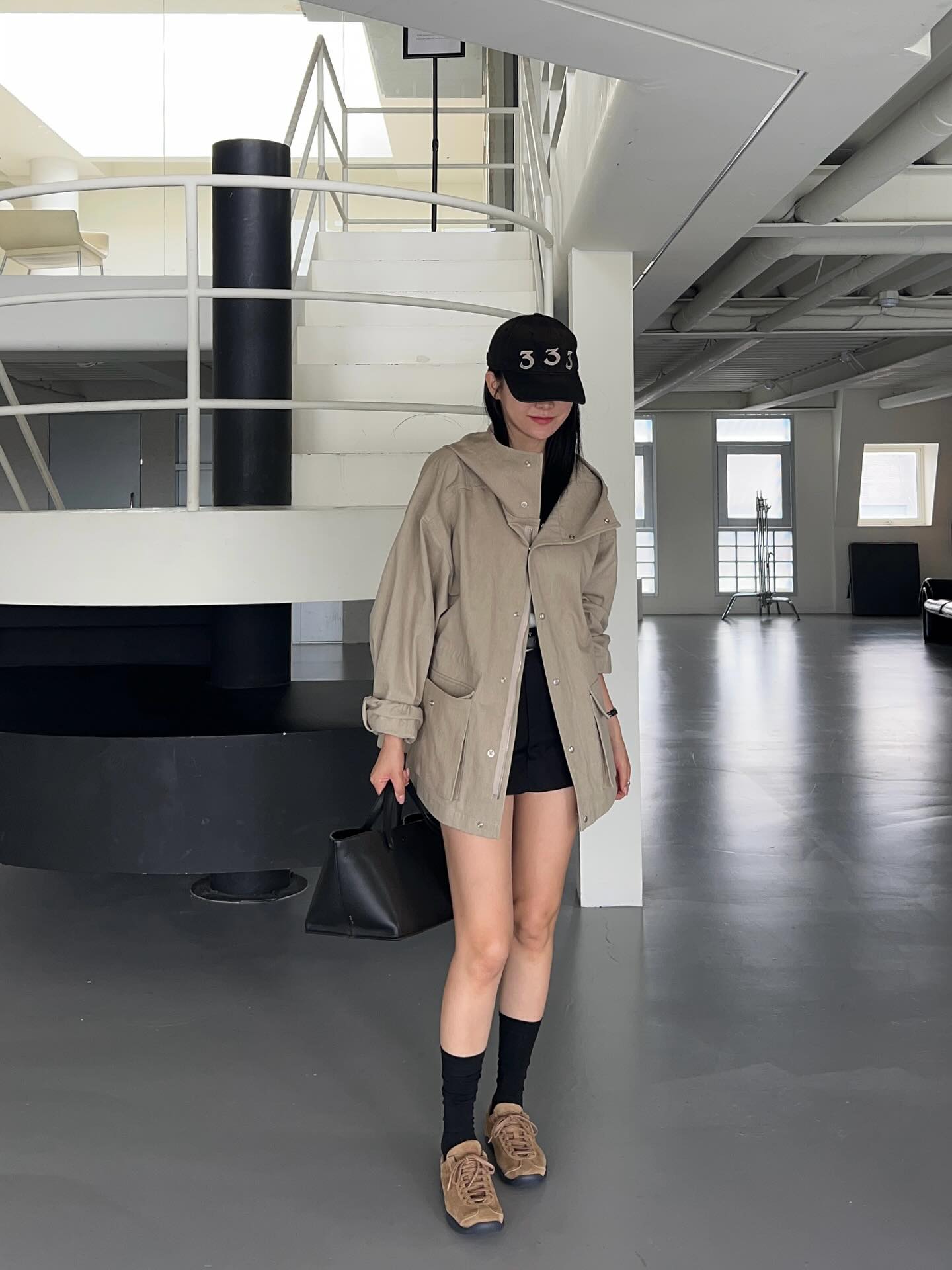 大口袋鬆緊腰連帽外套