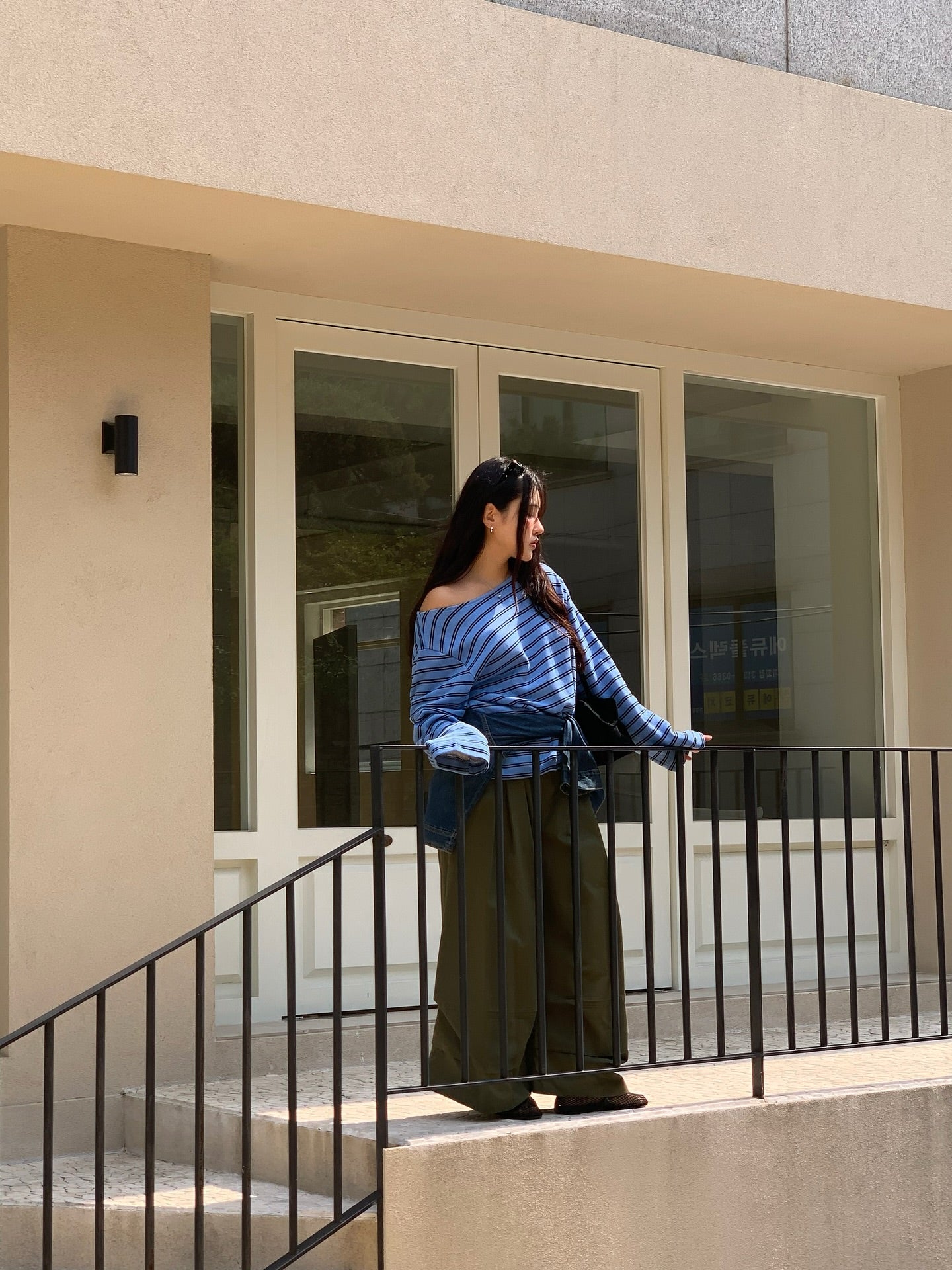 露肩一字領寬鬆長袖條紋T卹