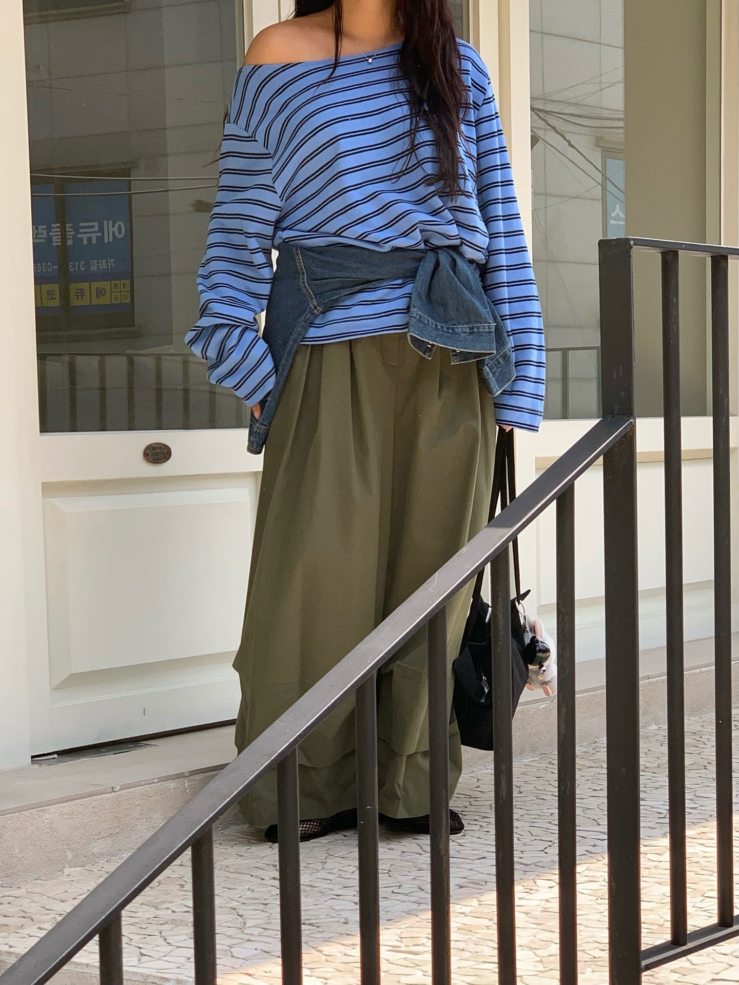 露肩一字領寬鬆長袖條紋T卹