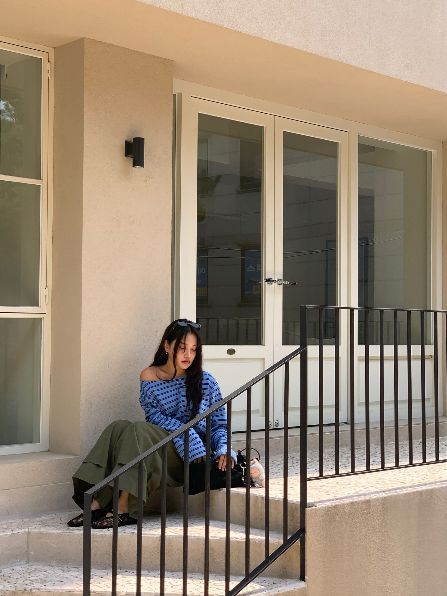 露肩一字領寬鬆長袖條紋T卹