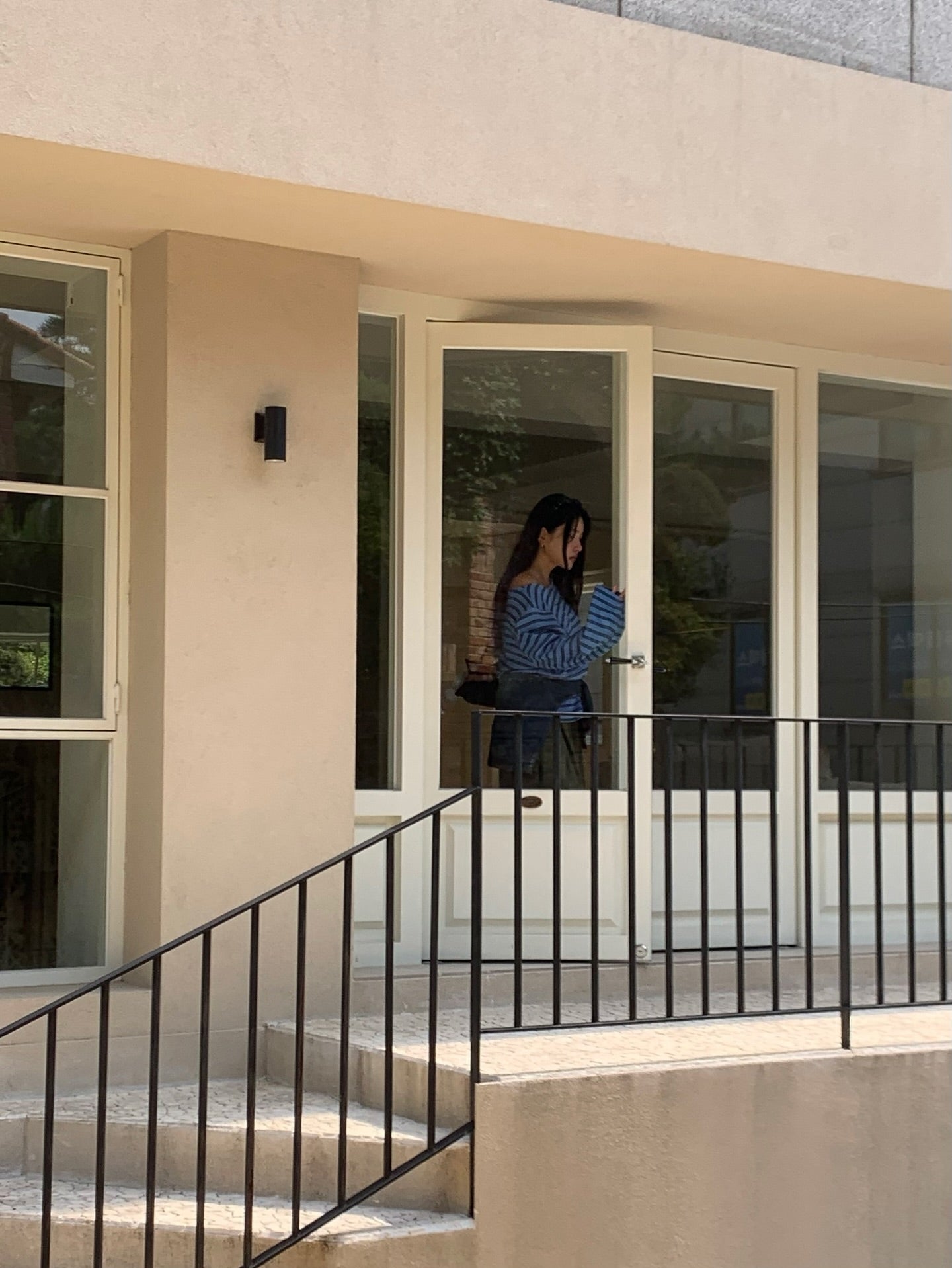 露肩一字領寬鬆長袖條紋T卹