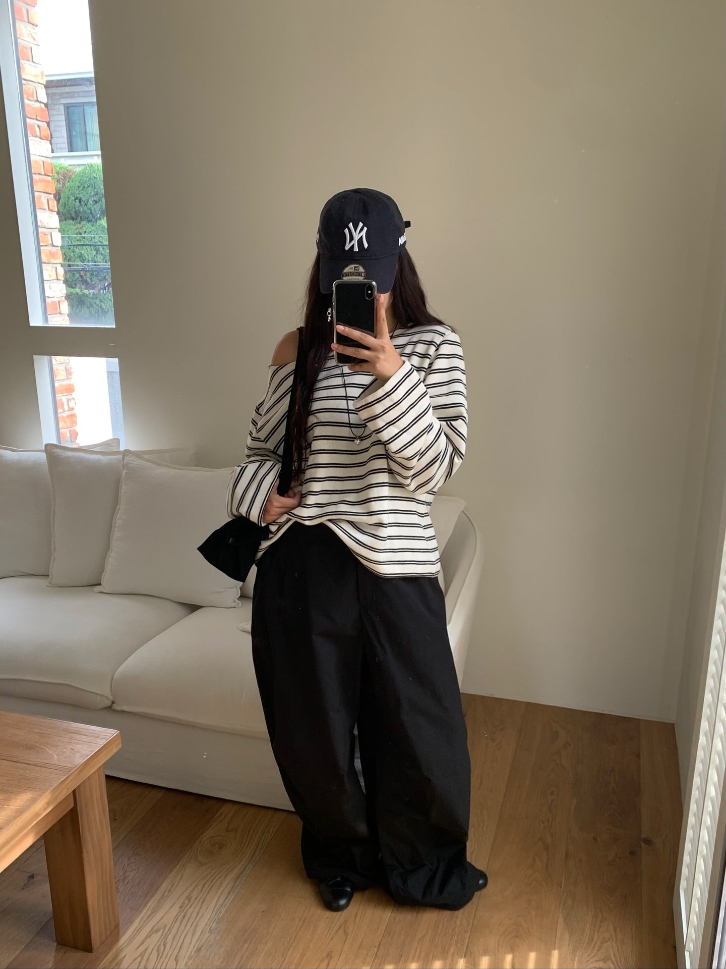 露肩一字領寬鬆長袖條紋T卹