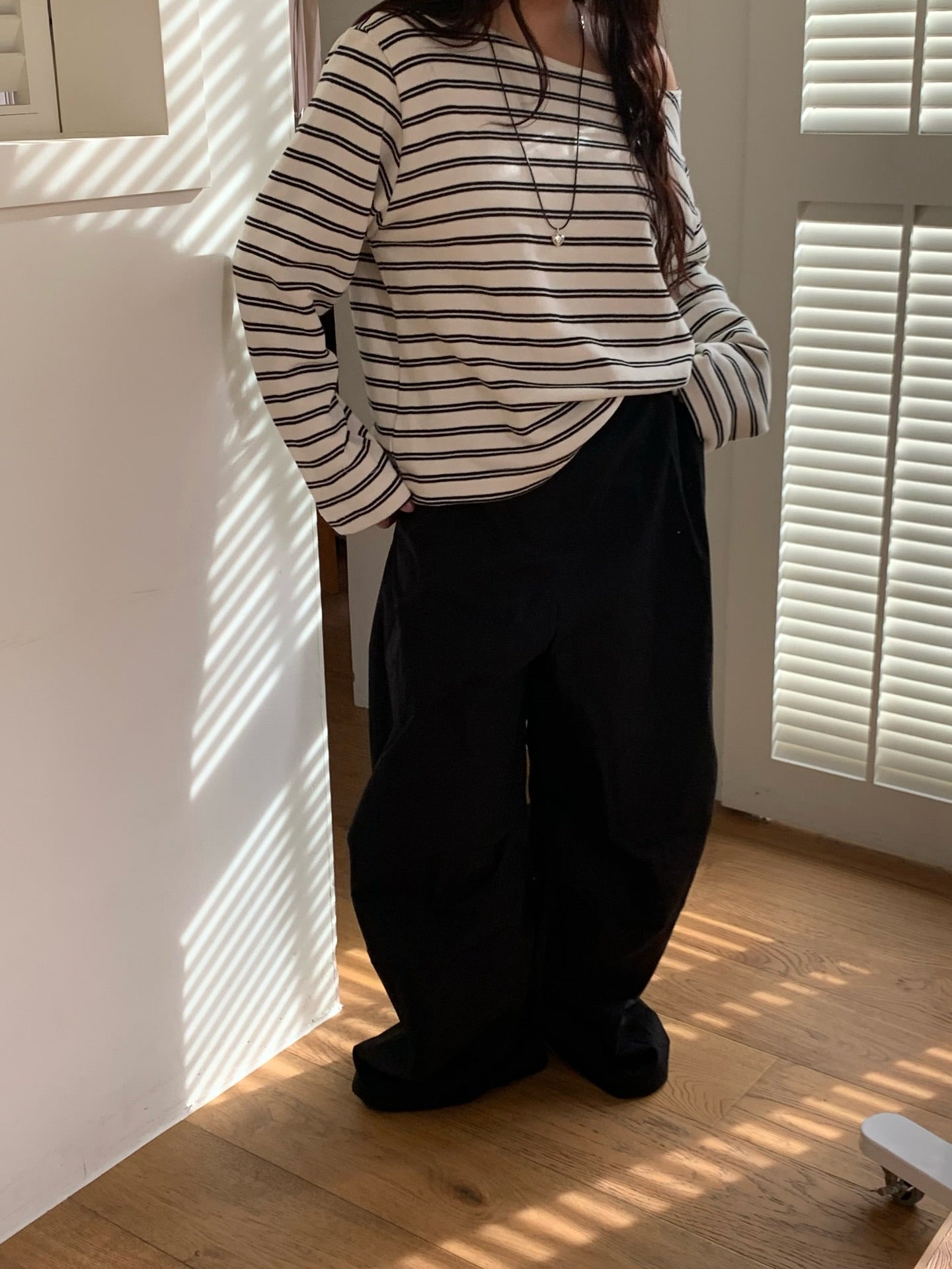 露肩一字領寬鬆長袖條紋T卹