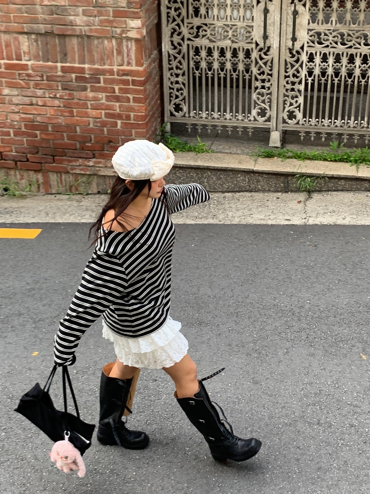 露肩一字領寬鬆長袖條紋T卹