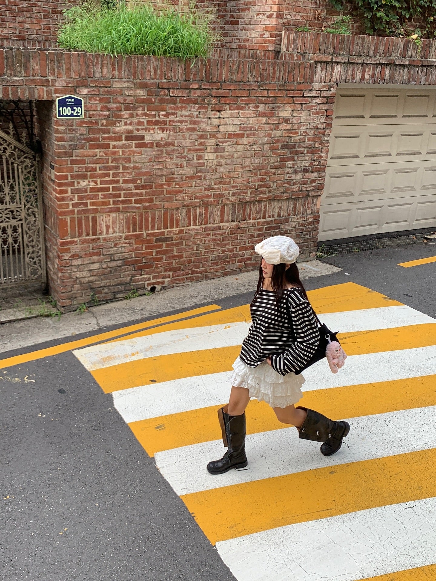 露肩一字領寬鬆長袖條紋T卹