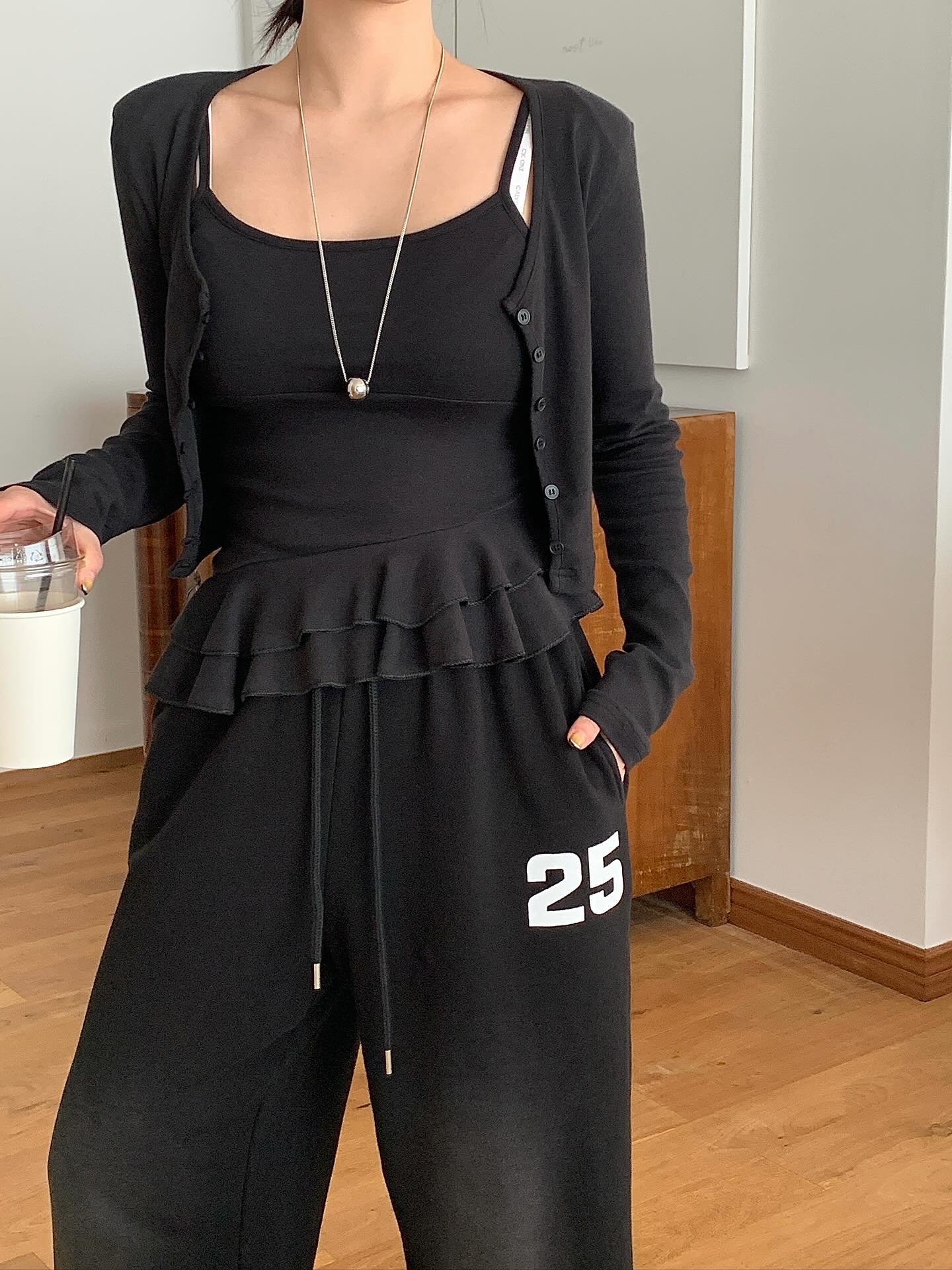 顯瘦荷葉邊吊帶開襟衫兩件套