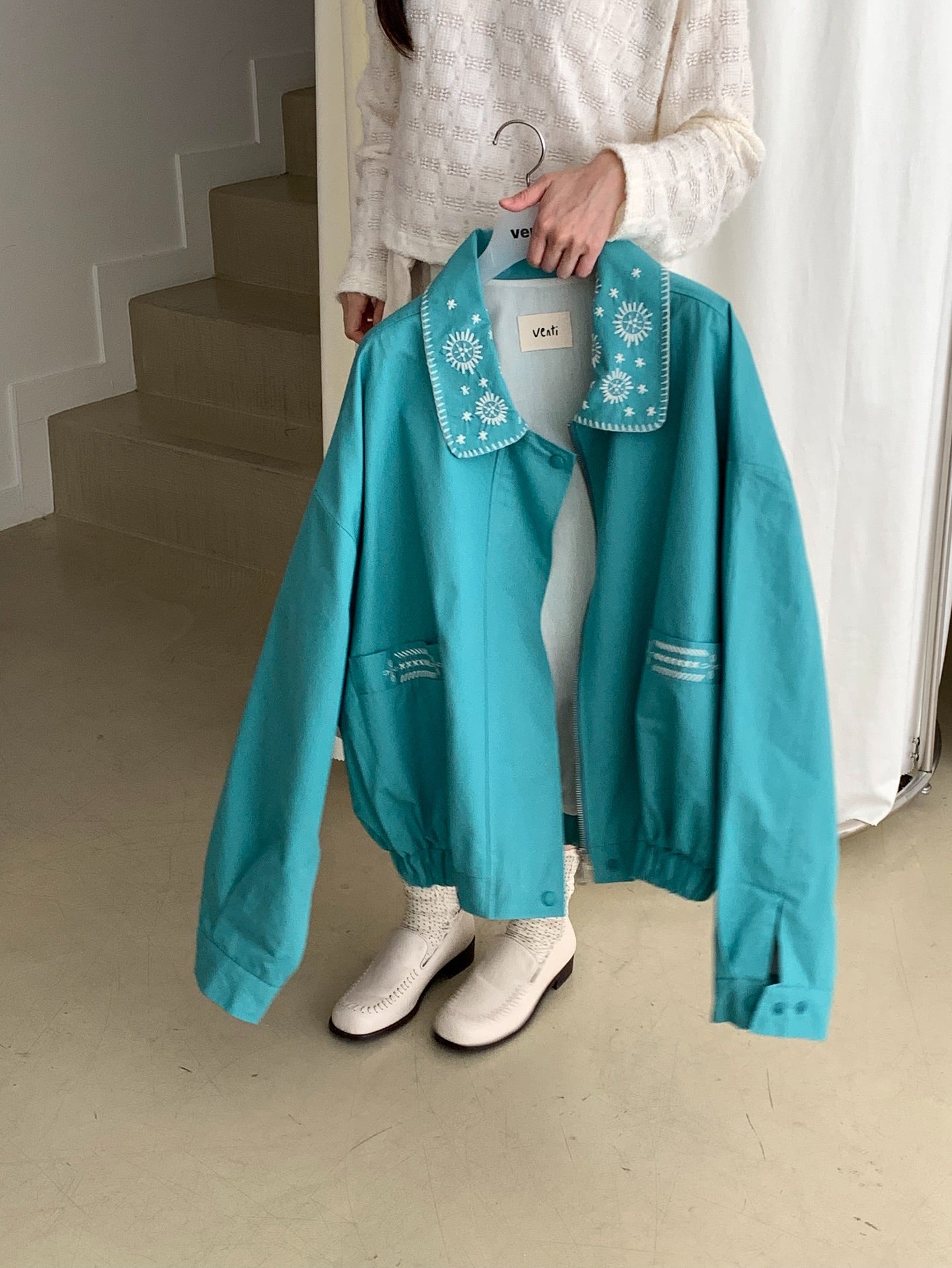 花卉刺繡領拉鏈薄外套