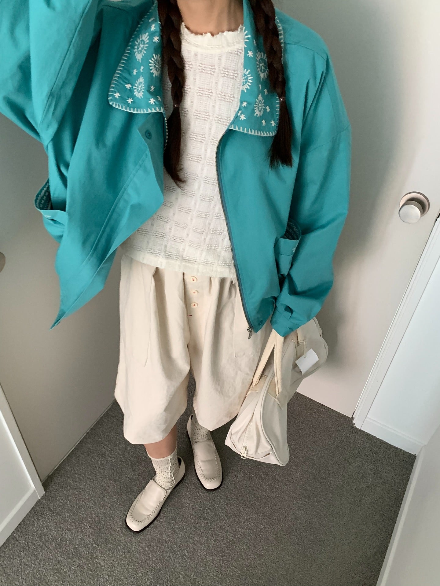 花卉刺繡領拉鏈薄外套