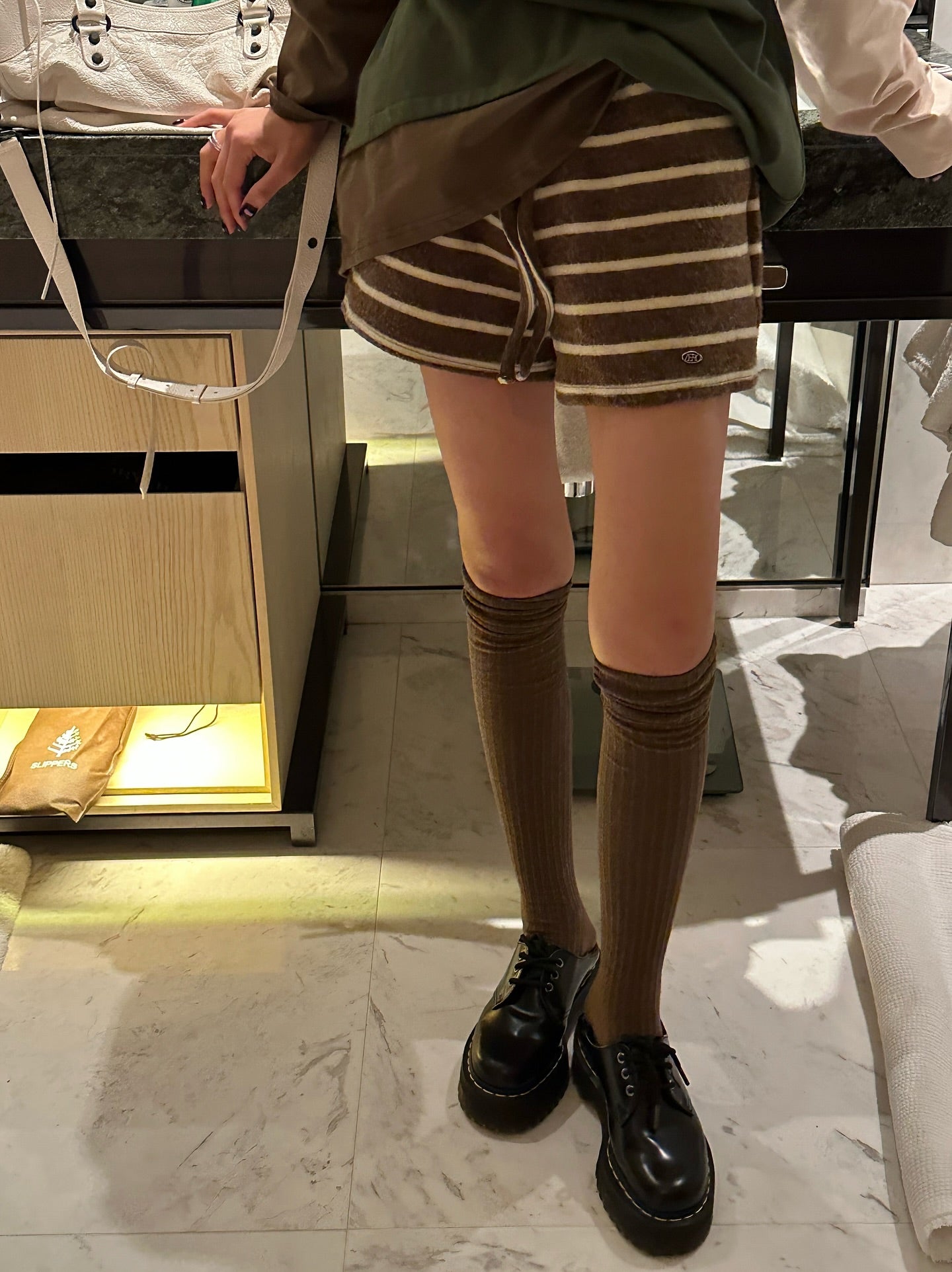 鬆緊腰抽繩條紋針織短褲