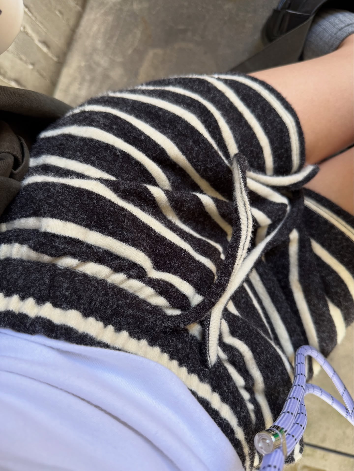 鬆緊腰抽繩條紋針織短褲